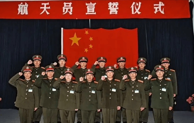 珍贵影像！首次坐失重飞机，他们做了这件事