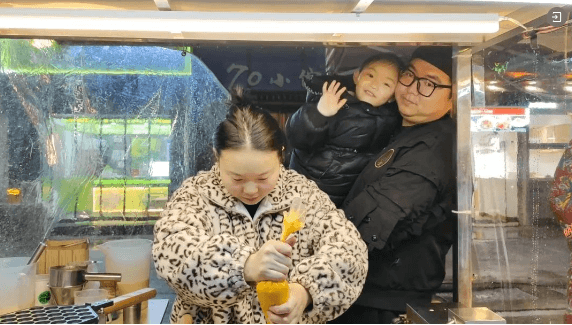 曾让全网心疼的“无声小吃摊”，有了最强后续！