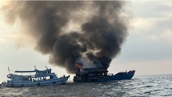 突发！泰国一游船起火