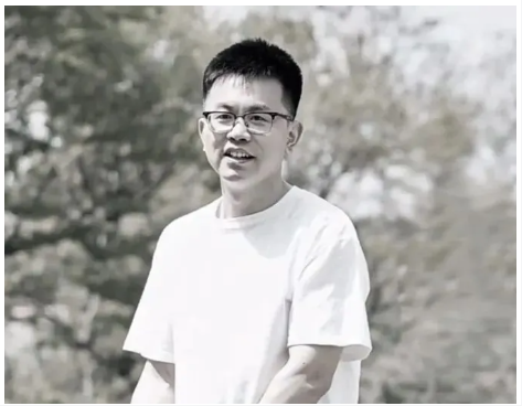 “爸爸变成星星了，在上面陪着我们……”