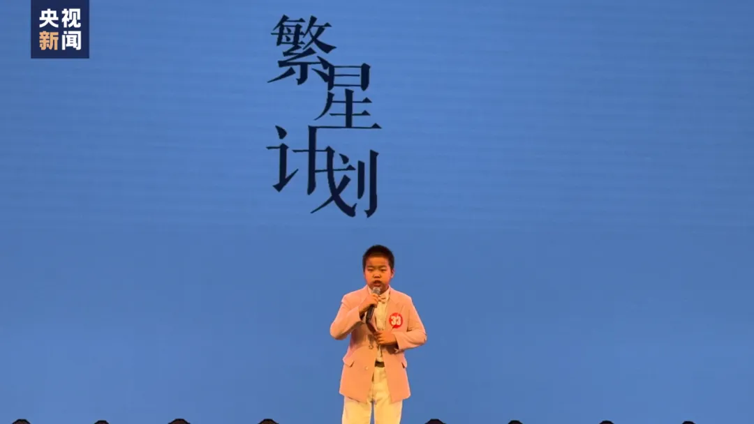 男孩比赛摔倒后的第一反应，获全网点赞！