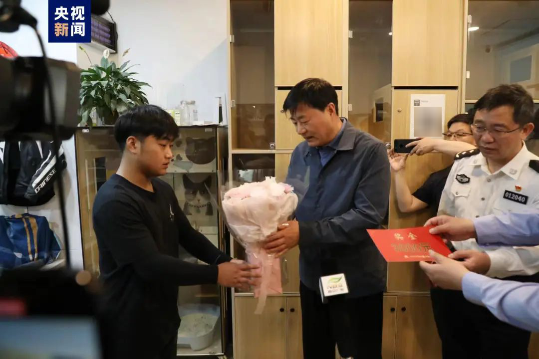 小伙扶摔倒老人反遭误解，后续：认定见义勇为，家属道歉！