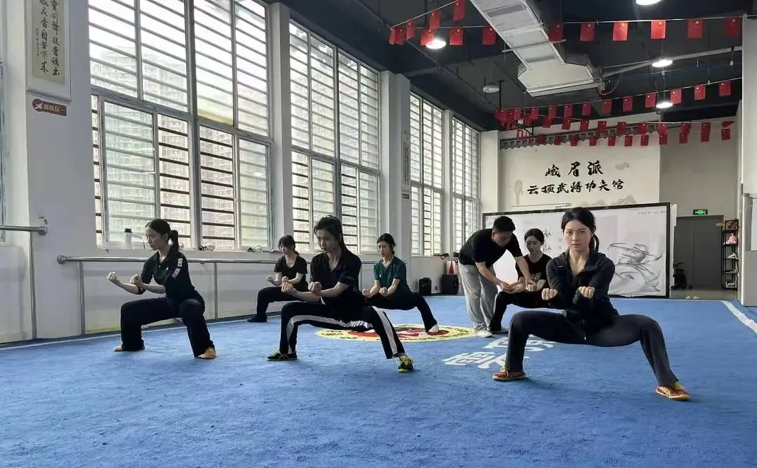 全网爆火！这个女团什么来头？