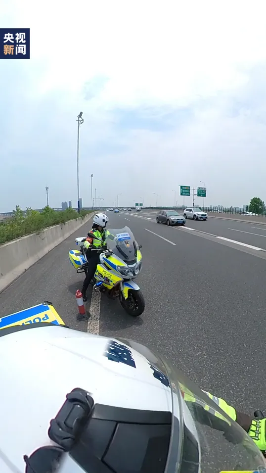 交警“飙车”6分钟 ！网友看后疯狂点赞