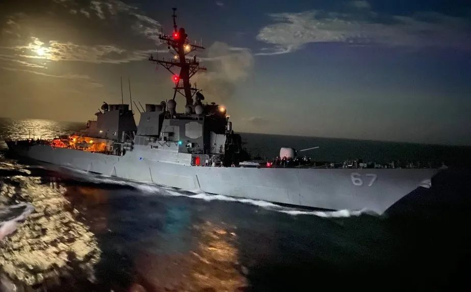 胡塞武装：袭击两艘美军驱逐舰