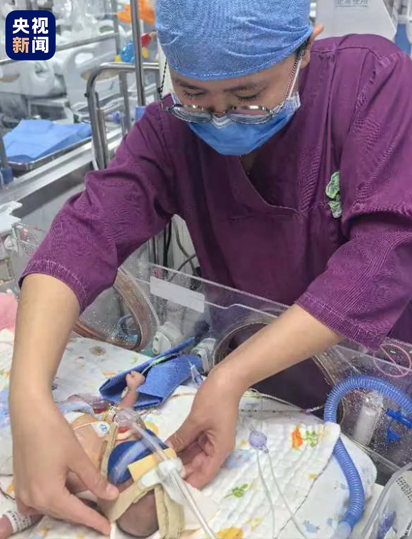 孙奕安 体重：820克 出生地：万米高空