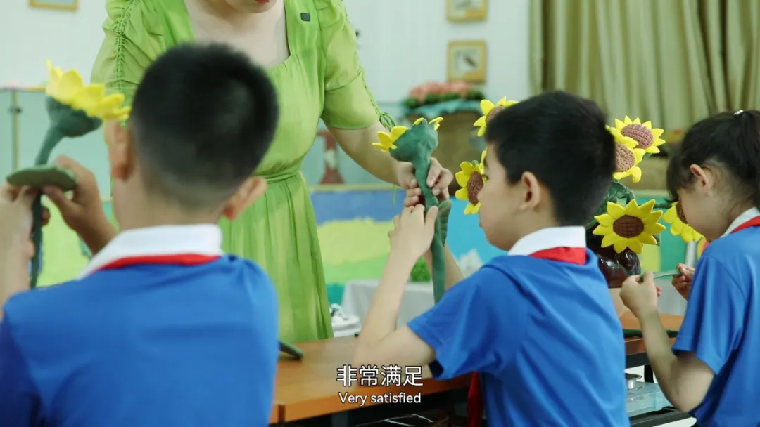 这个老师备课时，为何蒙着眼睛？