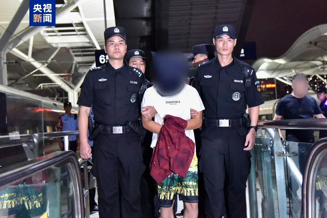 一名跨国拐卖妇女嫌犯，被押解回国！