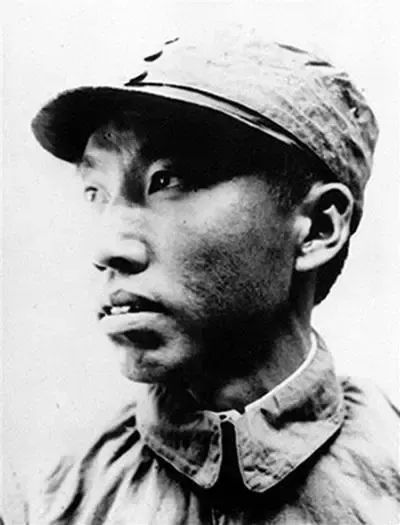 两次万人请愿，他的名字留在了许多人的身份证上……