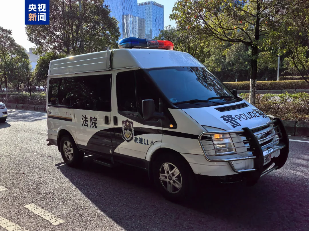 今日宣判！押送人贩余华英的囚车进入法院