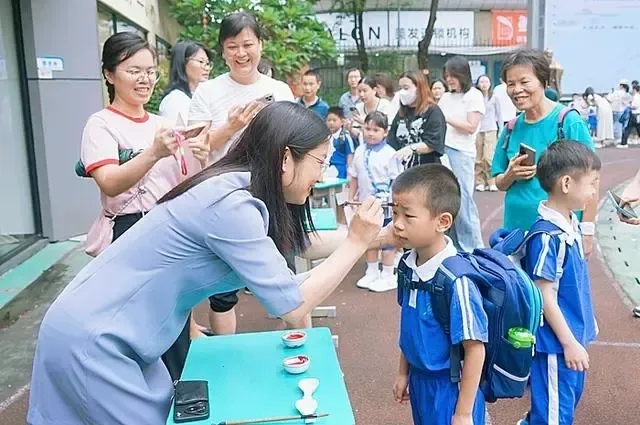 年度“大戏”上演，广东学校花式迎新