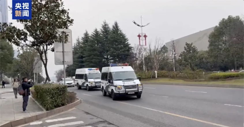 今日开庭！刚刚，人贩子余华英被押解到法院