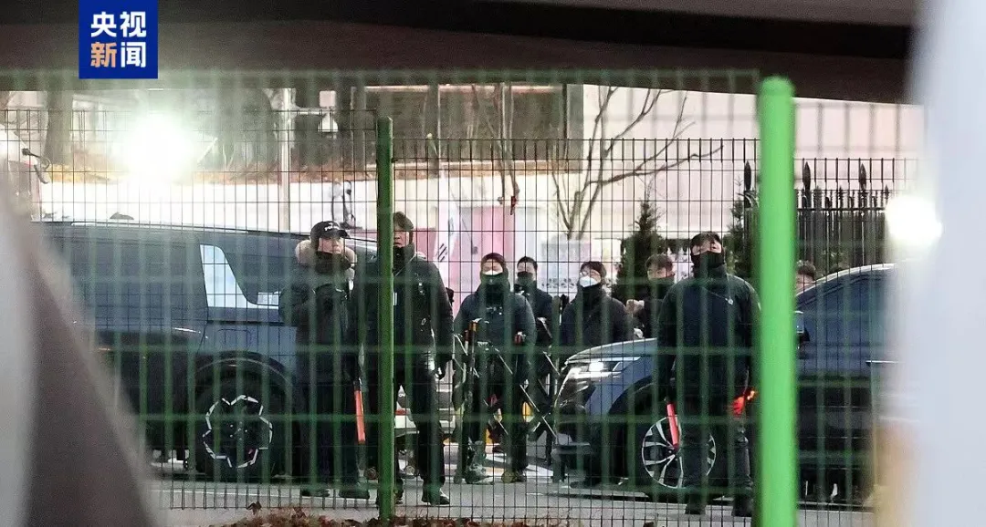 韩国调查机关人员同总统警卫部门正在对峙