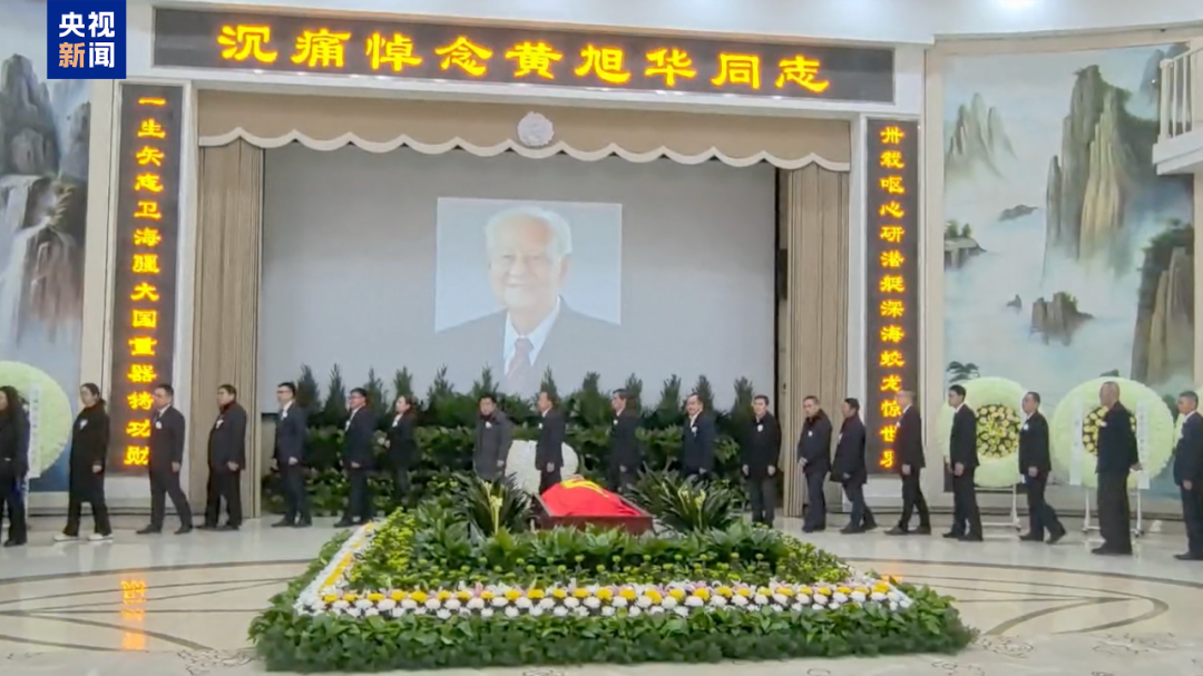 全城送别，这条队伍一眼望不到头……