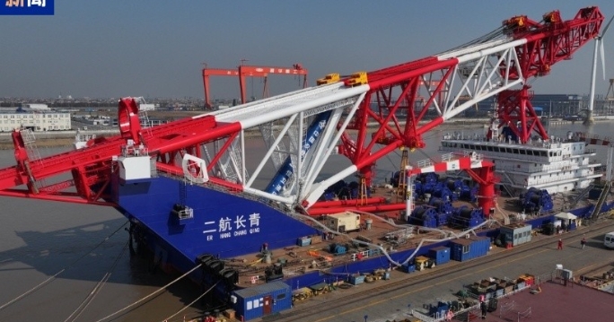 打樁船“二航長青”輪從江蘇南通啟航