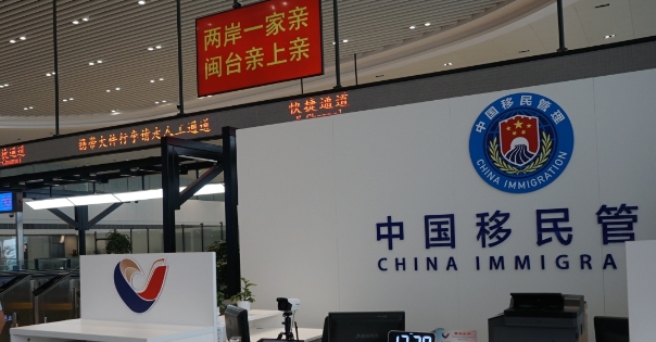 （中國兩會）特寫：一名身穿紅馬甲的陸配記者