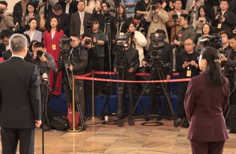 （中國兩會）“代表通道”採訪回應展現中國科技力量