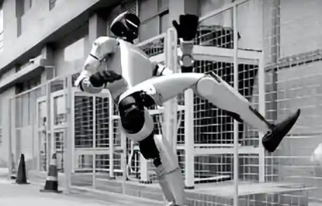 中國智能機器人再添花樣 會功夫能急救國際關注