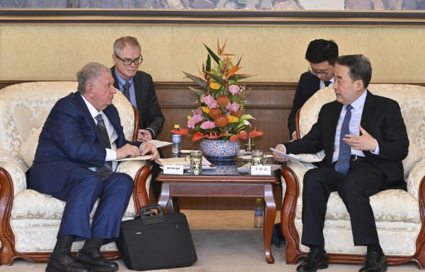 中國國家能源局局長會見美俄石油行業巨頭高管