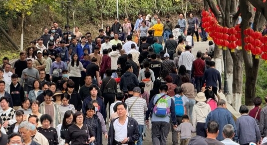 清明：緬懷逝者與紅塵遊樂並生