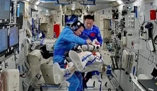 中國神舟十九號乘組開展空間科學實驗試驗及應急救生訓練