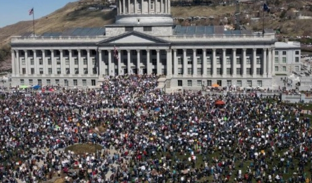 全美爆發反特朗普示威