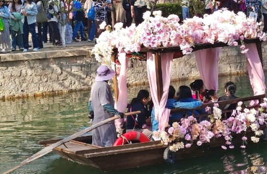 北京見聞：坐搖櫓船賞春花　京城民眾愛“水上遊”