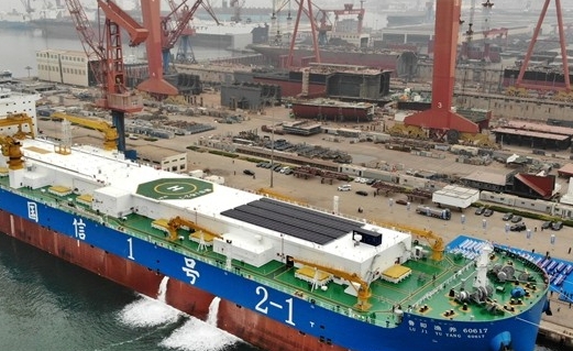 全球首艘15萬噸級智慧漁業大型養殖工船在青島交付