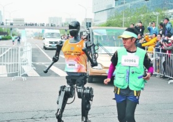 全球首個人形機器人半程馬拉鬆在北京開跑