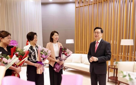 李家超向天下母親送上溫馨節日祝福