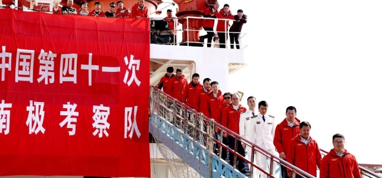 首登“雪龍”，香港科學家解碼“南極變綠”