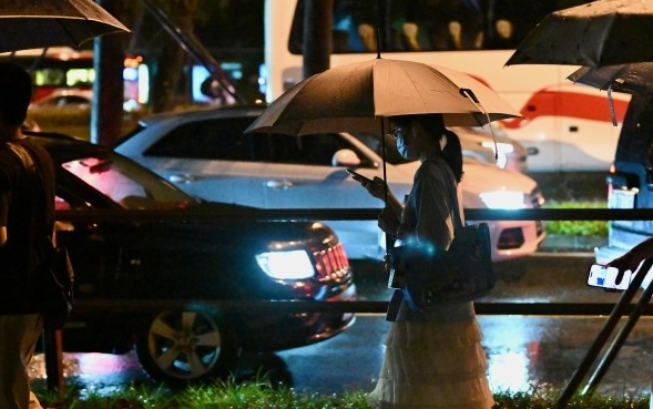 廣東多地遭遇暴雨 肇慶街道積水有車被淹