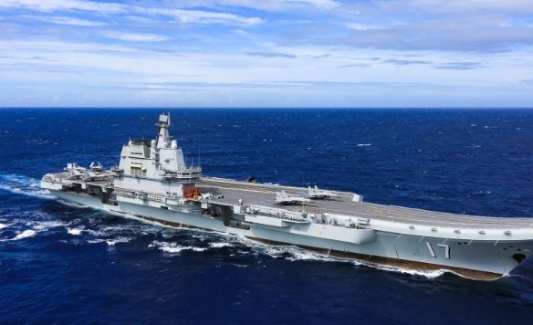 中國航母山東艦在日本沖之鳥近海航行