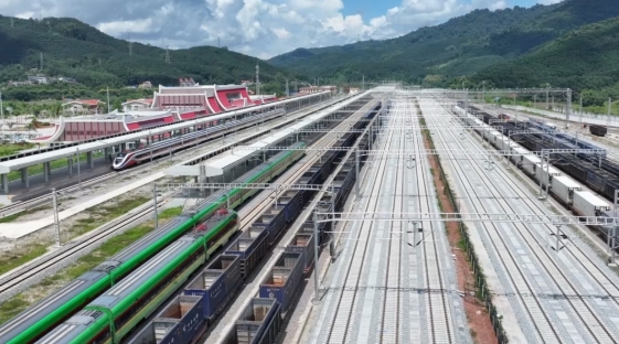 中老鐵路簽發首枚貼紙式臨時入境許可