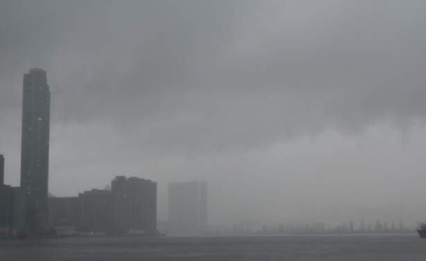 “黑雨”警報維持至下午5時 香港中通社記者冒雨直擊