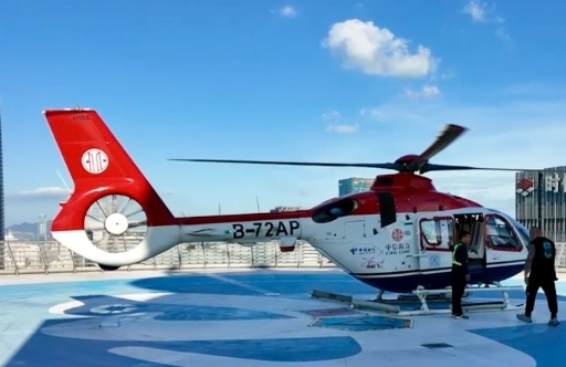台網紅“館長”深圳搭地鐵乘直升機 再讚無人機科技