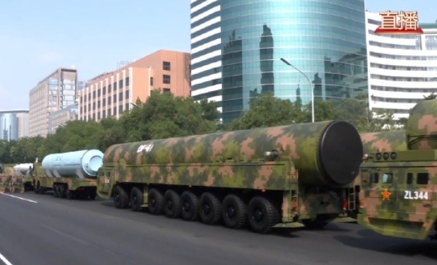 （九三閱兵）東風-61導彈、殲-20S亮相閱兵場