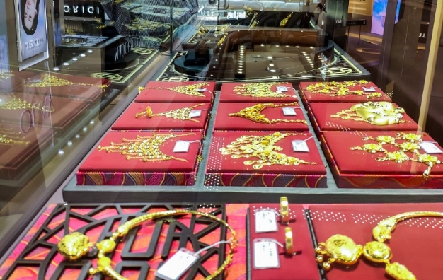 國際金價創新高 中國內地金飾突破每克1060元人民幣