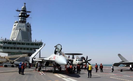 三型艦載機在中國航母福建艦成功起降