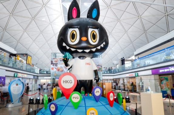 香港機場首 次展出7米高Labubu裝置