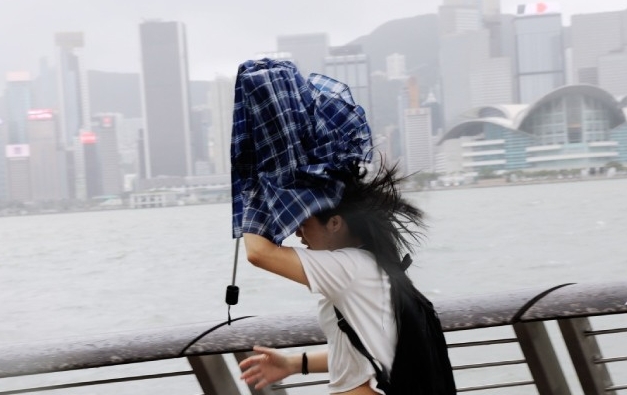 超強颱風“樺加沙”襲港 民眾海傍追風