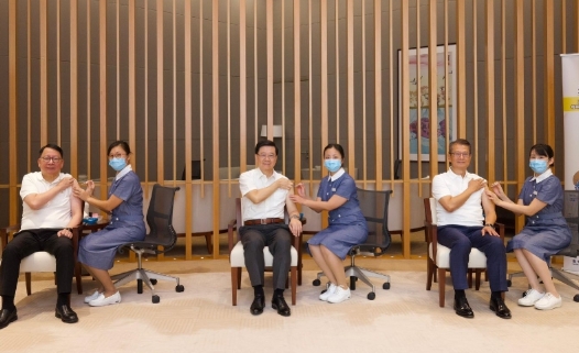 李家超籲香港市民盡早接種流感疫苗