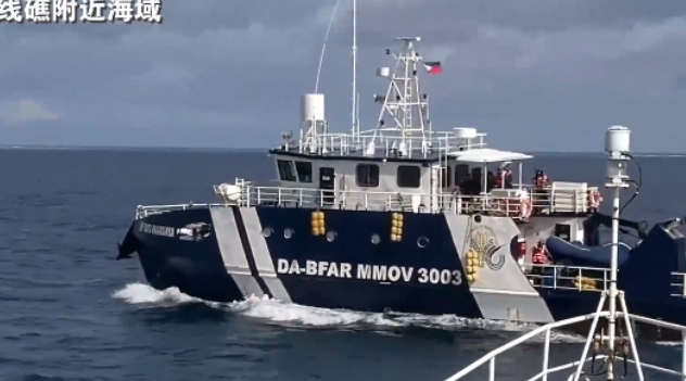 菲公務船闖鐵線礁海域　擦碰中國海警船