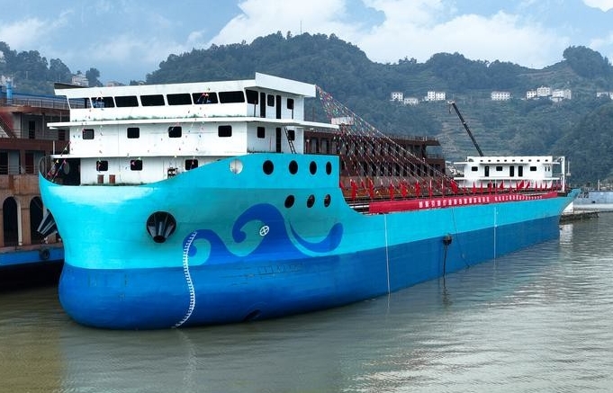 中國萬噸級純電動散貨船“葛洲壩”號下水