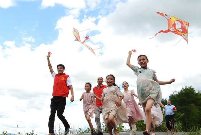 中國擬修訂基層治理法律加強對老年人留守兒童的關愛