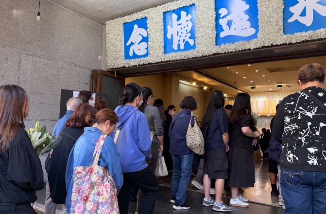 大批市民到九龍殯儀館悼念大埔火災罹難者