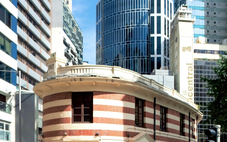 內地車企長城汽車新款MPV在港實測窄路掉頭