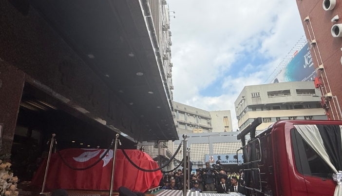 市民到殯儀館悼念香港火災殉職消防員