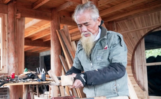 無一顆釘的木樓 七旬老者守護侗族建築“神技”