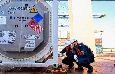 中國大型固態儲氫設備實現首 次充氫狀態海上出口運輸